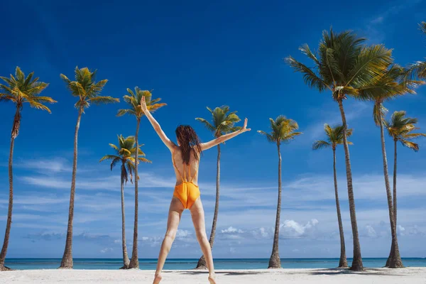 Giovane Bella Donna Rilassante Sulla Spiaggia — Foto Stock