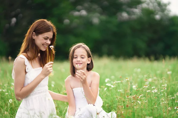 Young Mother Her Daughter Having Fun Camomile Field — Stock Photo, Image