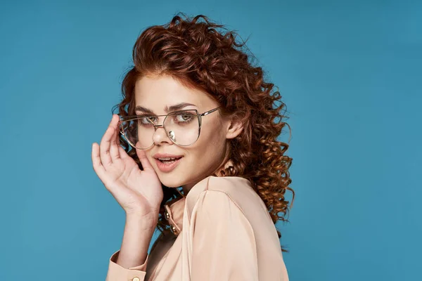 Ung Vacker Kvinna Bär Glasögon — Stockfoto