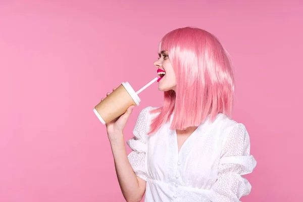 Ung Vacker Kvinna Rosa Peruk Poserar Med Kaffekopp — Stockfoto