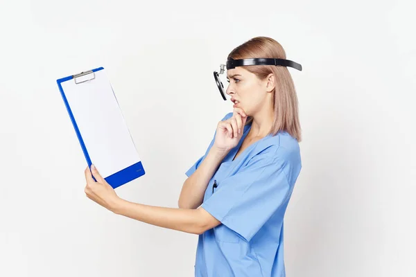 Jovem Médica Feminina Segurando Documento Estúdio Fundo Branco — Fotografia de Stock