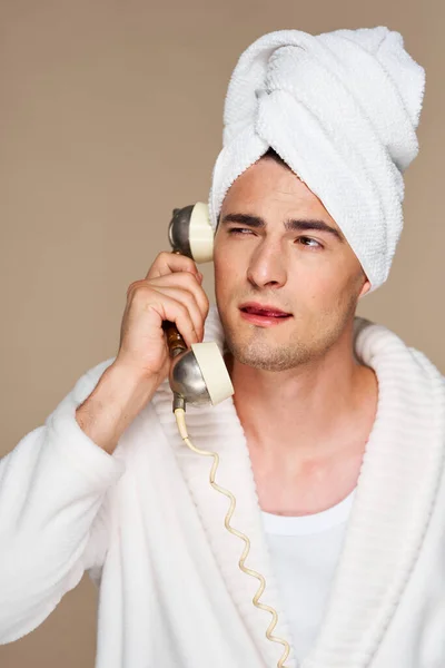 Joven Hombre Emocional Albornoz Hablando Por Teléfono Vintage Grabado Estudio — Foto de Stock