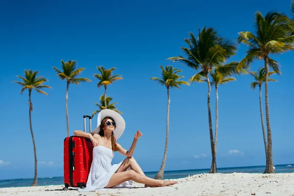 Mujer Joven Con Maleta Roja Playa —  Fotos de Stock