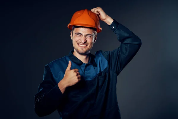 Tiro Estúdio Trabalhador Industrial Capacete Laranja Com Polegar Para Cima — Fotografia de Stock