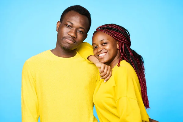 Jeune Beau Couple Posant Studio Sur Fond Bleu — Photo