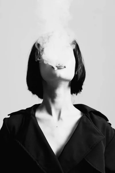 スタジオでタバコを吸う若い美しい女性 ファッション写真 — ストック写真