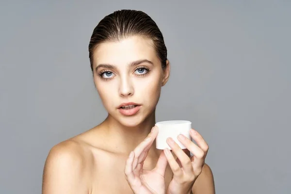 Studio Plan Jeune Belle Femme Crème Produit Beauté Sur Fond — Photo