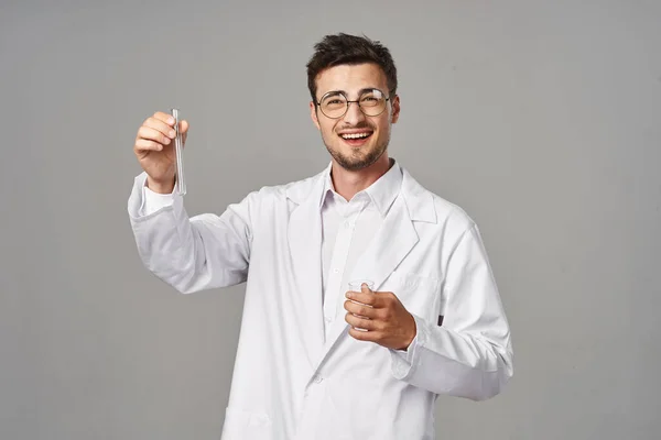 Στιγμιότυπο Νεαρός Χαρούμενος Γιατρός Εργαστηριακή Ποδιά Δοκιμαστικούς Σωλήνες — Φωτογραφία Αρχείου