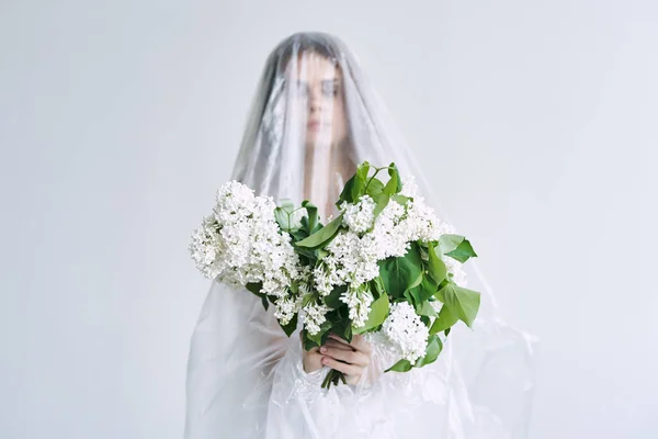 Ung Kvinna Täckt Med Polyeten Innehav Blommor — Stockfoto