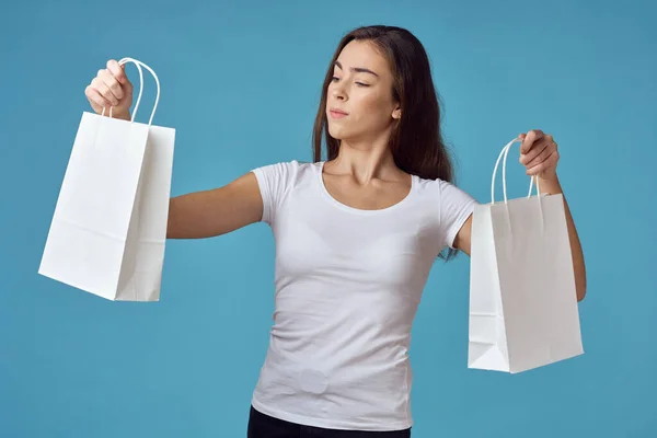 Jovem Com Sacos Compras Estúdio — Fotografia de Stock