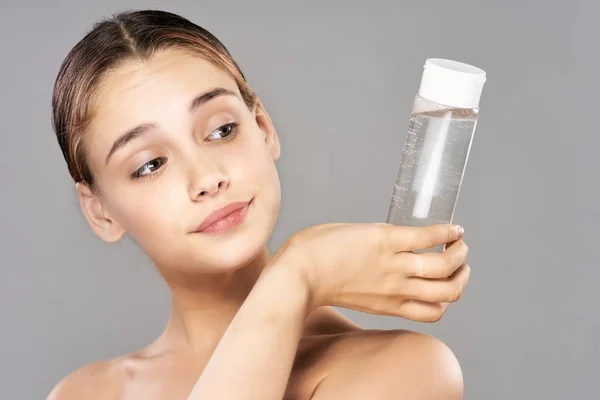 Retrato Mujer Hermosa Joven Con Producto Belleza Estudio Aislado — Foto de Stock