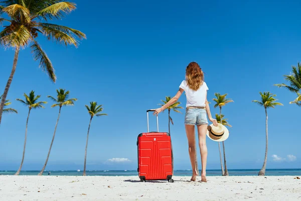 Mujer Joven Con Maleta Roja Playa —  Fotos de Stock