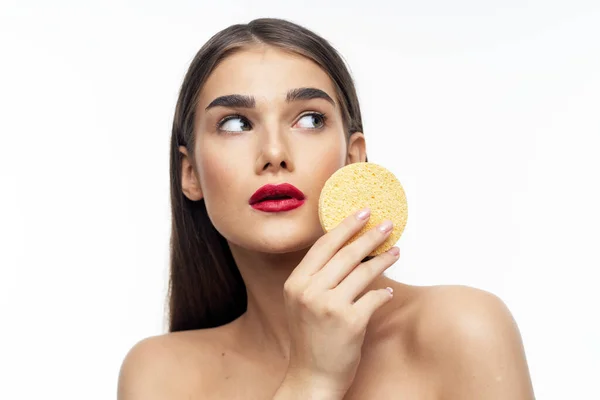 Jonge Vrouw Schoonmaken Van Haar Gezicht Met Spons — Stockfoto