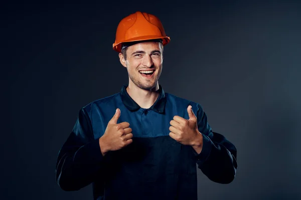 스튜디오 엄지손가락을 주황색 헬멧을 노동자 — 스톡 사진
