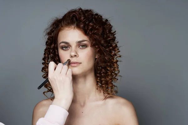 Retrato Una Joven Hermosa Mujer Con Pelo Rizado Grabado Estudio —  Fotos de Stock