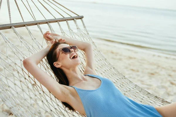 Young Beautiful Woman Relaxing Hammock — Stock Photo, Image