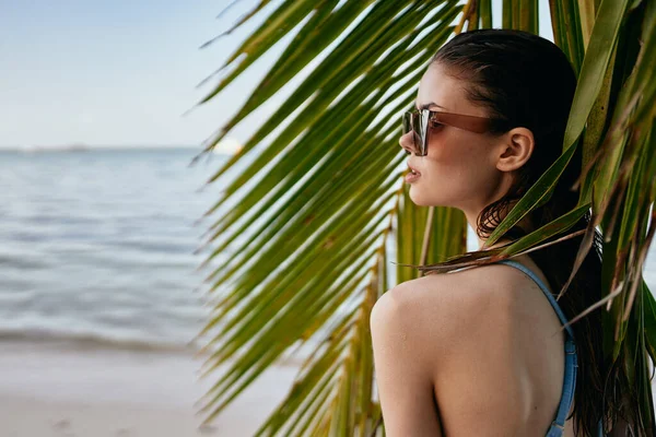 Mladá Žena Slunečních Brýlích Pláži — Stock fotografie
