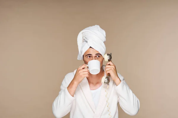 Jovem Homem Emocional Roupão Banho Com Xícara Café Falando Telefone — Fotografia de Stock