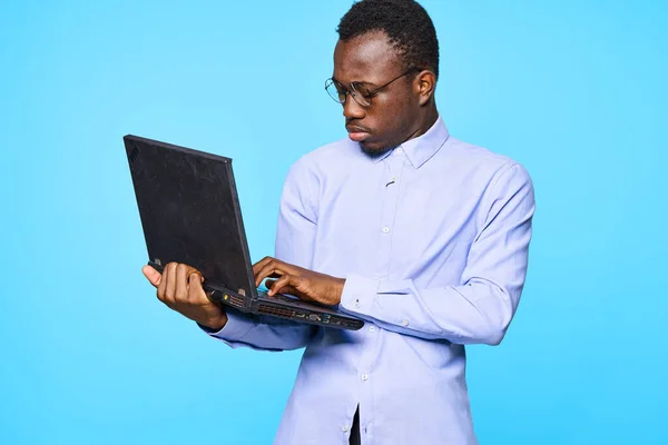 Jovem Empresário Africano Segurando Laptop Isolado Fundo Azul — Fotografia de Stock