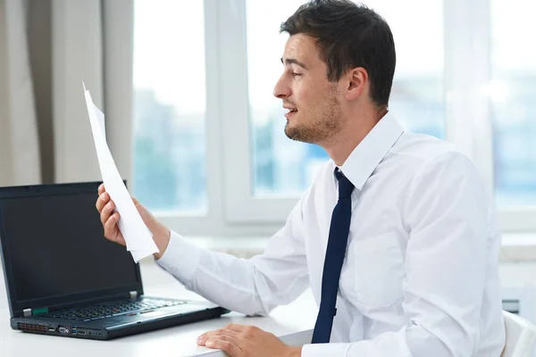 Joven Hombre Negocios Con Documentos Oficina — Foto de Stock