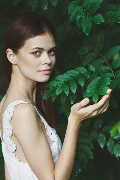 Junge Schöne Frau Posiert Park — Stockfoto