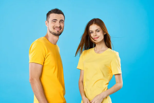 Jovem Lindo Casal Shirts Posando Estúdio Fundo Isolado — Fotografia de Stock