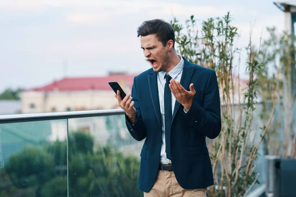 Genç Kızgın Adamı Sokakta Akıllı Telefondan Konuşuyor — Stok fotoğraf
