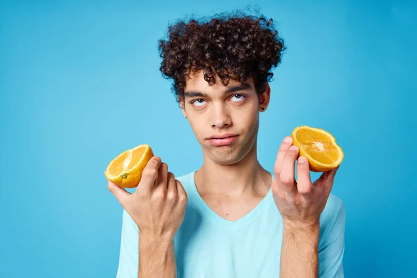 Joven Guapo Hombre Estudio Con Naranja — Foto de Stock