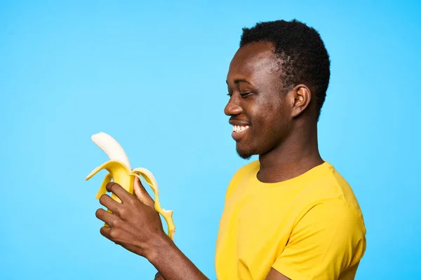 Giovane Uomo Africano Con Banana Isolato Sfondo Blu — Foto Stock
