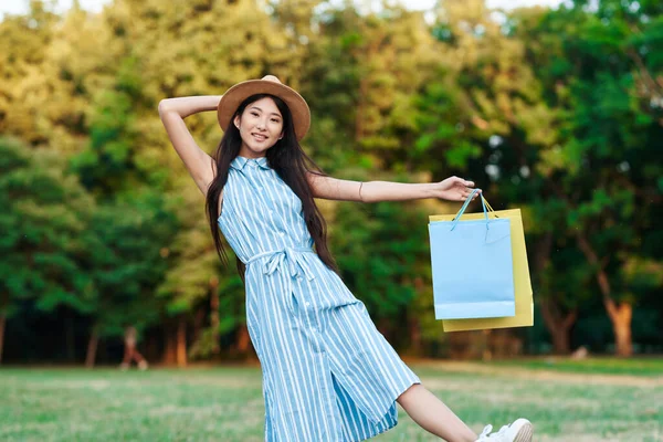 공원에서 쇼핑백을 아시아 — 스톡 사진