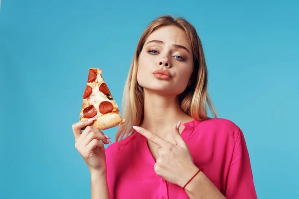 Schöne Frau Zeigt Pizza Auf Isoliertem Hintergrund — Stockfoto