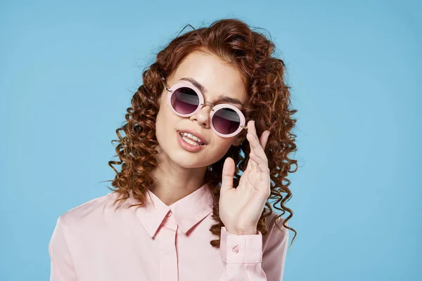 Junge Schöne Frau Mit Sonnenbrille — Stockfoto