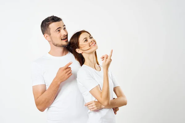 Jovem Lindo Casal Estúdio Apontando Para Cima — Fotografia de Stock