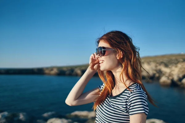 在海滩上戴太阳镜的年轻漂亮的女人 — 图库照片