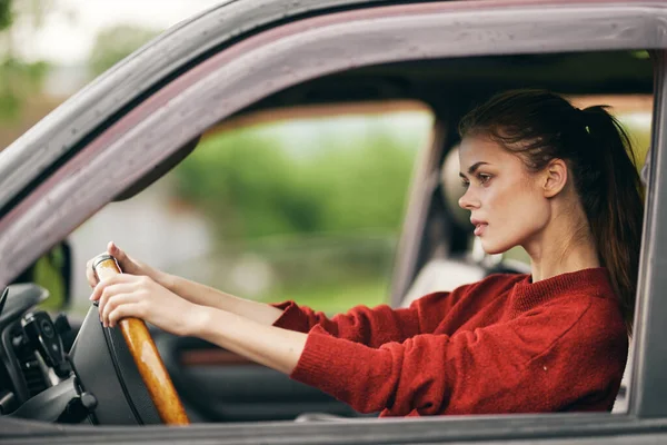 Jovem Bela Mulher Motorista Carro — Fotografia de Stock