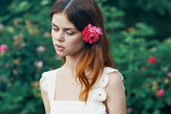 Jeune Femme Avec Fleur Rose Dans Jardin — Photo