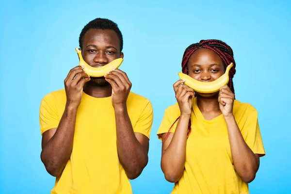 Jovem Lindo Casal Posando Com Bananas Estúdio Fundo Azul — Fotografia de Stock