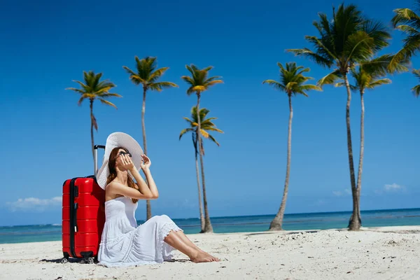 Mujer Joven Con Maleta Roja Playa —  Fotos de Stock