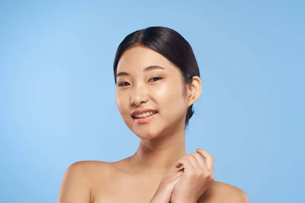 Знімок Молодої Китайської Жінки Посміхається Синьому Фоні — стокове фото
