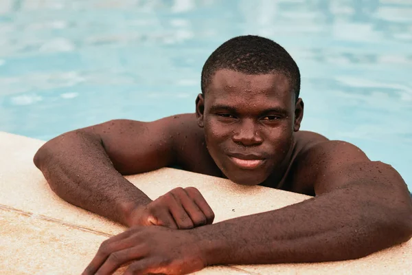 Jung Hübsch Mann Posiert Die Pool — Stockfoto