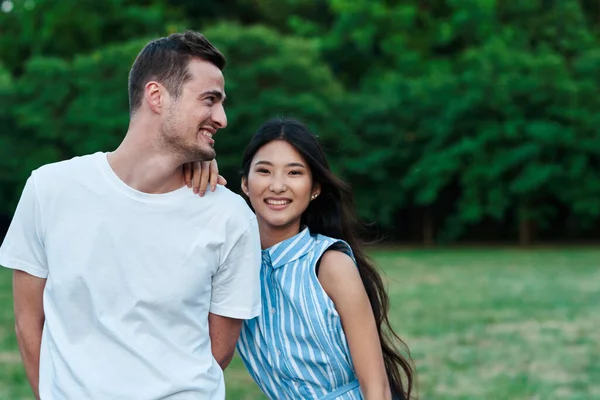 Jovem Casal Divertindo Parque — Fotografia de Stock