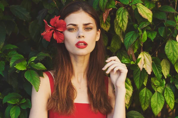 Jovem Bela Mulher Posando Com Flor Seu Cabelo — Fotografia de Stock