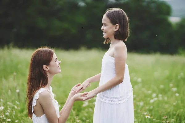 Jovem Mãe Sua Filha Divertindo Campo Camomila — Fotografia de Stock