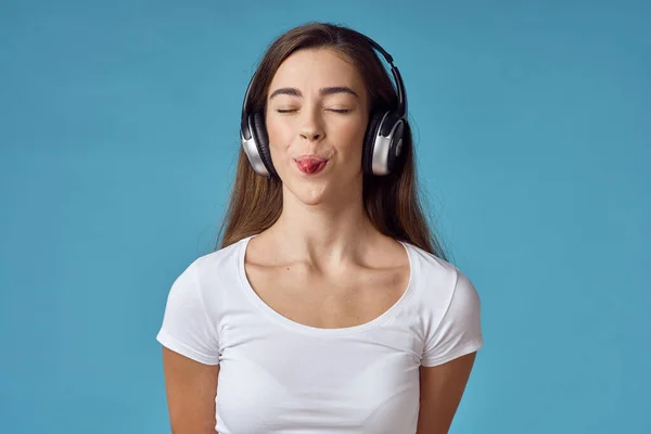 Mujer Joven Con Auriculares Escuchando Música —  Fotos de Stock