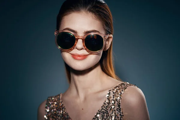 Joven Hermosa Mujer Usando Gafas Sol Estudio —  Fotos de Stock