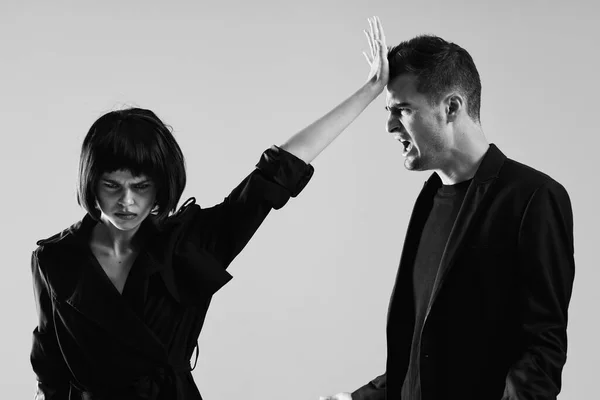 Junges Schönes Paar Posiert Studio Schwarz Weiß — Stockfoto