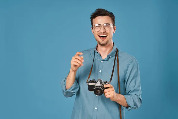 Joven Guapo Hombre Turista Con Cámara Estudio —  Fotos de Stock