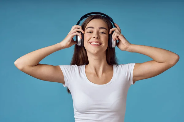 Mujer Joven Con Auriculares Escuchando Música —  Fotos de Stock