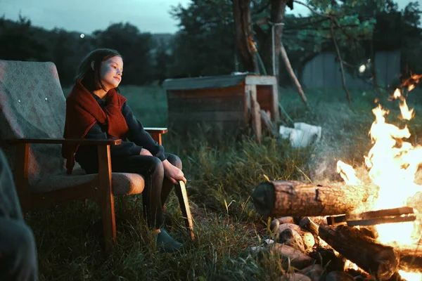 Güzel Kız Gece Ateşin Yanında Oturuyor — Stok fotoğraf