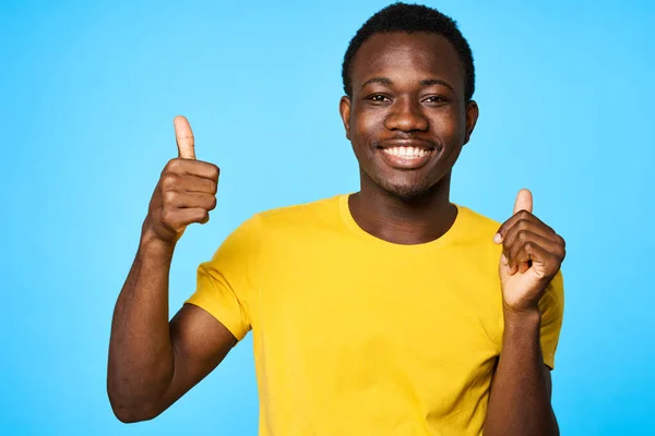 Jovem Homem Africano Com Polegares Para Cima Isolado Fundo Azul — Fotografia de Stock